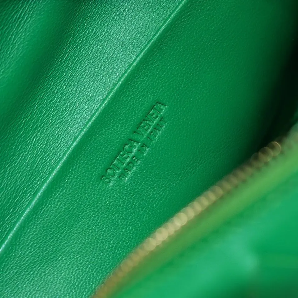 Batch 1260 B's new large Loop camera bag is here🔥Classic woven logo✅ The bag body is made of selected original sheepskin. The texture is soft and waxy. The simple square body is classic and versatile. The interior design is very practical. It has a lot of space and has an adjustable iconic leather drawstring. It can be said to be both elegant and practical. The design is very simple and elegant, with a kind of literary retro style. Size 22x15x8, model: 6684#